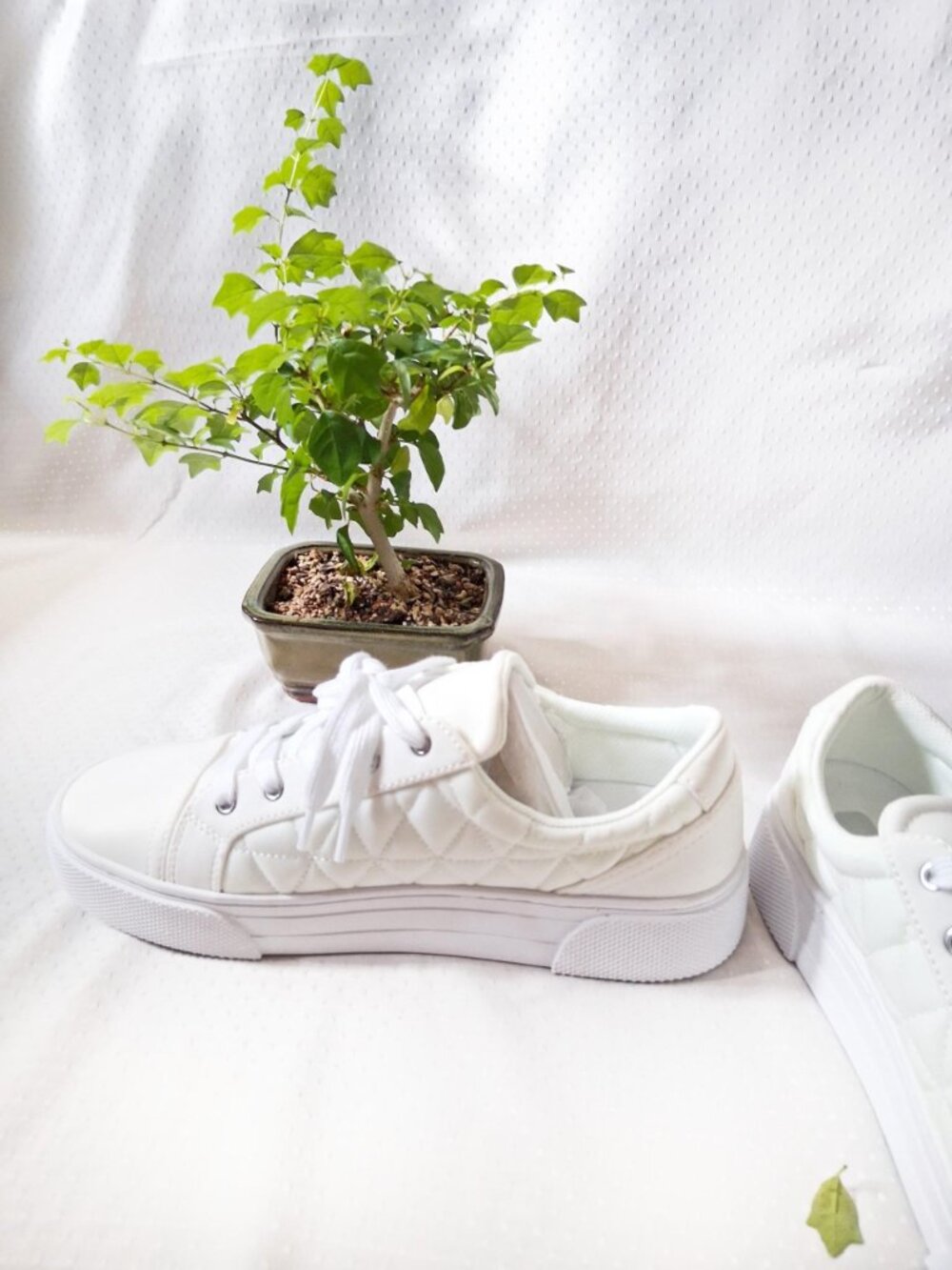 Nine West White Hola Diamond Quilted Sneakers Women's Size 8.5 (39)M